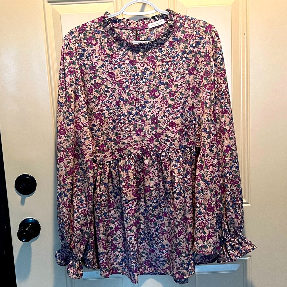Cute blouse, never worn.